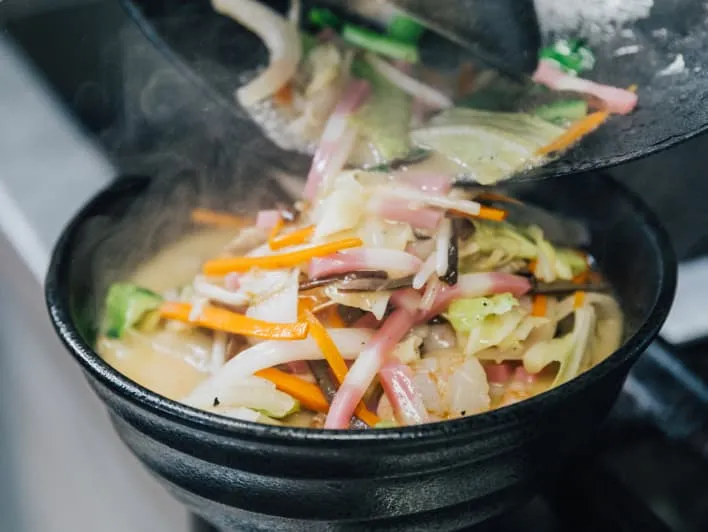 鍋で野菜のミックスを調理している様子。